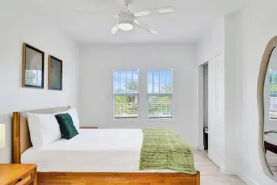 Image de Bright Upper-Level 1br Retreat w/ Balcony