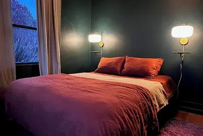 Image de Cottage Sanctuary with Massive Art Studio Barn Hot Tub Fruit Trees Dog Paradise