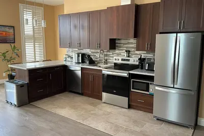 Image de This newunique place as style with beautiful high ceilings, open space.