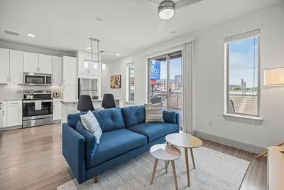 Image de 2 Units | Downtown Austin Gem w/ Kitchen | Ideal for Business & Extended Stay