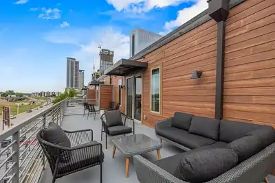 Image de 4 Units | Spacious Unit w/ Modern Amenities | Extended Stay Travelers