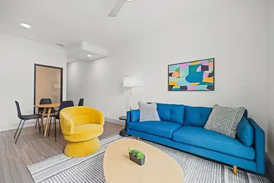 Image de 2 Units | Vibrant Retreat | Downtown Attractions & Entertainment District