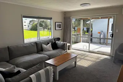 Image de Comfortable and sunny beach house, close to marina, reserve, wharf and town.