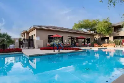 Image de Luxurious Scottsdale condo with 2 pools, a hot tub, a gym, and a movie theater