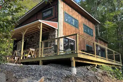 Image de Beautiful Timberframe Cottage Nestled in Kumari of the Woods.