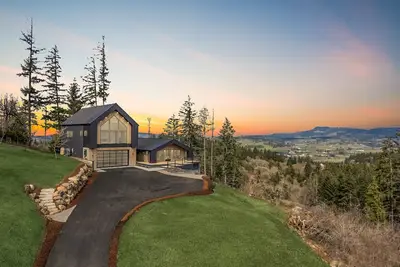 Image de Wine Country's Newest Luxury Spacious 5-bedroom house with Private Hot Tub