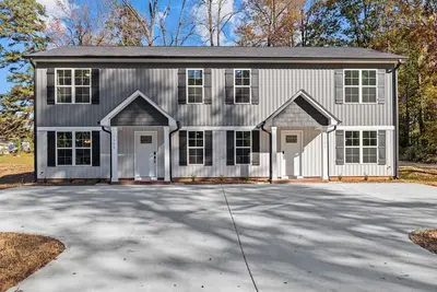 Image de Stylish 6 bd/4. 2bth Duplex, Charming Location Near the Action!