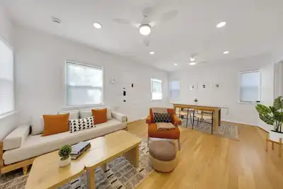 Image de Urban Charm • Contemporary Comfort in Pasadena