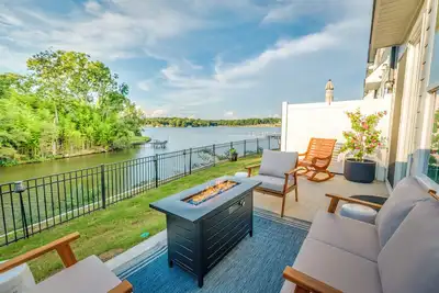 Image de Lakefront 2 King, Coffee Bar, On Site Bar & Grill, Public Dock, Kayak Rentals