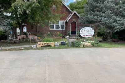 Image de Elkhart's Historic and Comfy Cottage Inn