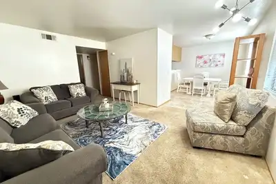 Image de Charming 2-bedroom Gem! Bright 2br, Pool, Dogs Welcome 30+ Day Stays. Wash/Dryer