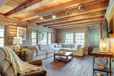 Image de Kentucky Lake Access! Family Log Cabin w/ Deck