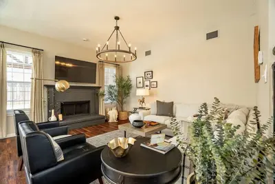 Image de Designer-Styled Modern Farmhouse w/ Heated Pool