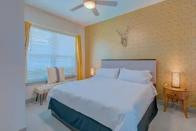 Chic Condo Near the Lake!