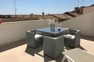 Image de Appartement 'Re Federico Attico' avec terrasse privée, Wi-Fi et climatisation