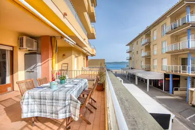Image de Cati:Appartement en location de vacances à L'Escala en bord de mer