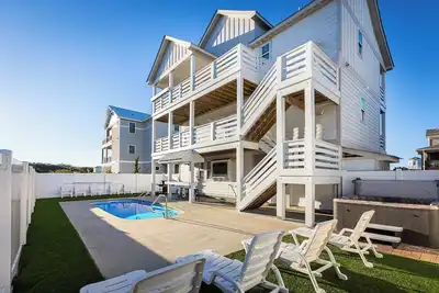 Image de Luxury Corolla Home, 3 Mins to Beach & Lake Views!