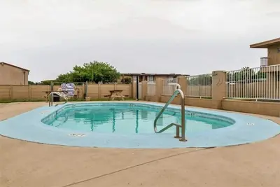 Image de Value Room with 2 Queen Beds and Swimming Pool - Near San Antonio Attractions