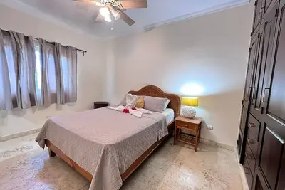 Image de 2bd apartment with sea views steps from sand!