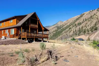 Image de Stunning Salmon Riverfront Cabin