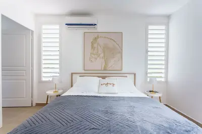 Image de Villa moderne avec piscine dans un écrin de nature