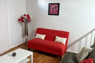 Image de Tremendous 4-bedroom townhome with Ac recently renovated modern home in Triangle