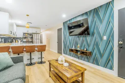 Image de Escape to Springfield Serenity—a stylish two-bedroom retreat designed for relaxation and play. Enjoy a peaceful meditation corner, cozy living, and a nostalgic Pac-Man arcade for the perfect balance of calm and fun.