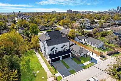 Image de Spacious 8br Duplex w/ Rooftop & Ev — Sleeps 16+