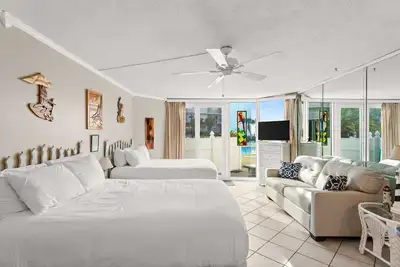 Image de Unwind in this waterfront retreat. The resort has incredible ocean views and direct access to the beach! <br><br>This ground floor studio condo is well kept and a perfect getaway spot! With a private patio steps from the beach, it is hard to beat!