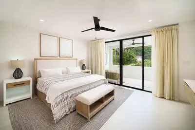 Image de Walk to Beach, New Elegant 3br with Pool!