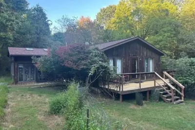 Image de Cottage in the Middle of 134 Forested Acres