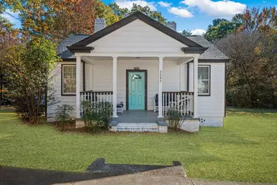 Image de 1930s Vintage Charm w/ Modern Comforts & Elegance