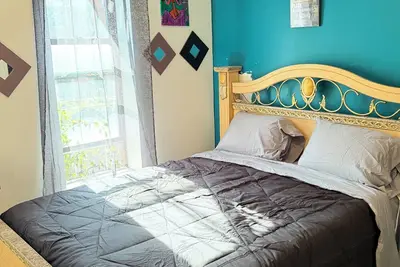 Image de Cozy 2 bedroom within 2 minute walk to multiple shops, restaurants & trains.