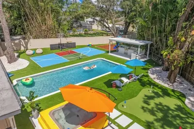 Image de Heated Pool • Sleeps 32 • Pickle/Bball • Theater