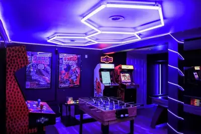 Image de Game Room • Fire-pit • Playground • Gym • Billiard