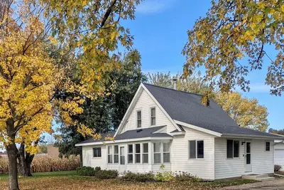 Image de Quaint Small Town Home - Country Style Living in Independence