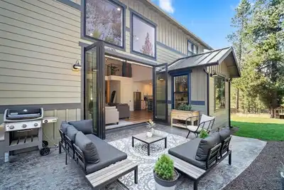 Image de 7br Home, Towering Windows, Hot tub, Sharc passes