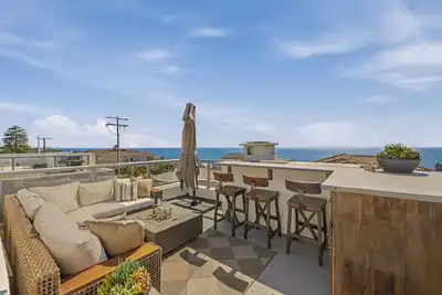 Image de Oceanside paradise, 1 block from beach. Amazing rooftop, 3bd/3. 5 bath