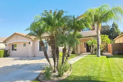 Image de Newly Listed Family Friendly Fontana House