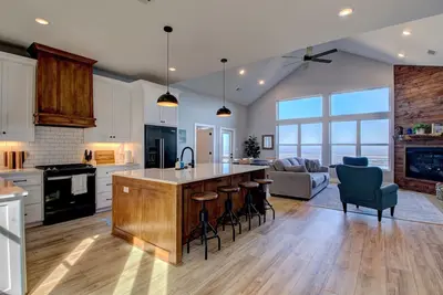 Image de Brand new home on the north brow of Petit Jean Mountain. Stunning view!