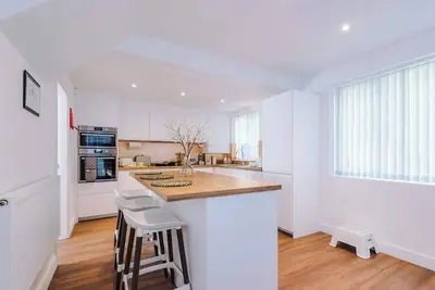 Image de Sleeps 6 | Driveway Parking | 3 Bed Home in Sale