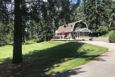 Image de Mountain Cottage Above the Lakes w Hot Tub!