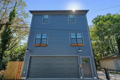 Image de 3 Bed 2 Bath Home with Private Attached Garage - close to Hospitals & Airport