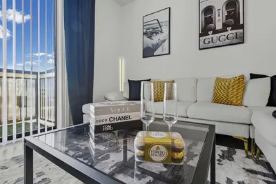 Image de Walkable Domain Stay: Steps to Top Dining & Luxury Shops