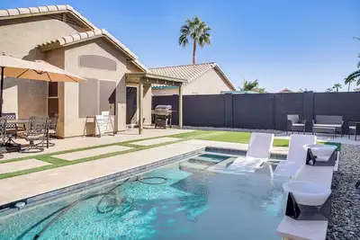 Image de 2 Mi to Surprise Stadium! Snowbird Haven w/ Pool