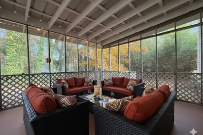 Image de Modern Retreat Near Atl / King Bed, Soaking Tub & Screened Patio