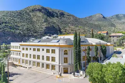 Image de Stay in the Historic Old Bisbee High School
