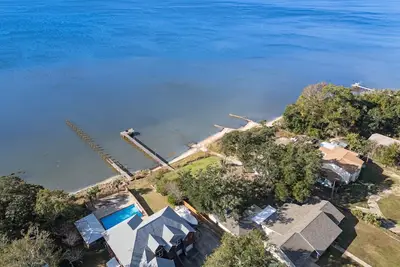 Image de \"The Bay House\" w/ Dock, Hot Tub, Kayaks Boat Ramp