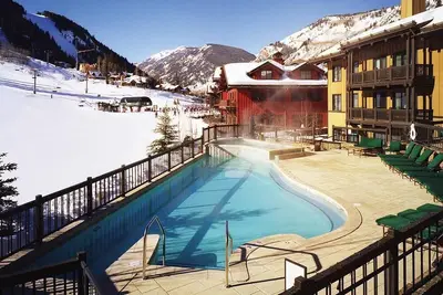 Image de 3-bedroom Ritz-Carlton Club hotel in peaceful Aspen with fitness room and Ac