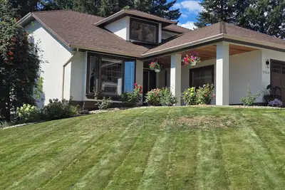 Image de Work or play, relax in your own private hot tub or kick back and watch a movie!